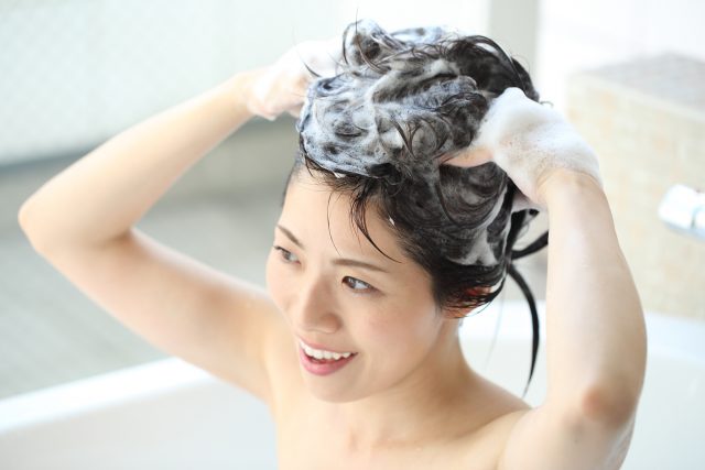 強い洗浄力はNG？専門家が教える加齢臭に有効なシャンプーの選び方と正しい頭皮の洗い方