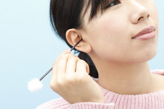 湿った耳垢は腋臭症の可能性大！ワキガの確認方法と対策法